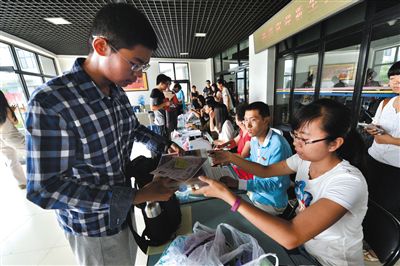 8月23日，清華大學(xué)新生在辦理入學(xué)手續(xù)。