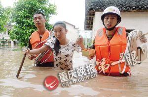 長(zhǎng)壽區(qū)，消防官兵搜救被困群眾。