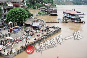 沙坪壩區(qū)磁器口，江水逼近休閑平臺(tái)。