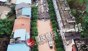 昨下午六點(diǎn)半，統(tǒng)景鎮(zhèn)上許多街道被淹，此時(shí)水位還在上漲。(重慶晚報(bào)航拍圖片)