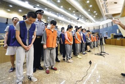 庭審現(xiàn)場。昨日，26名跨國電信詐騙嫌疑人在市一中院受審。