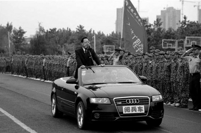 安徽新華學院院長乘敞篷車“閱兵”場面。網(wǎng)絡截圖