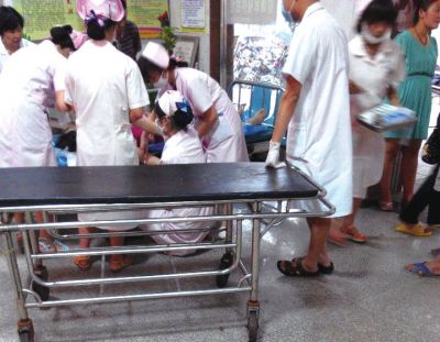 9月22日，在湖南省醴陵市第二醫(yī)院，爆炸事故傷員在接受救治（手機(jī)拍攝）。新華社發(fā)
