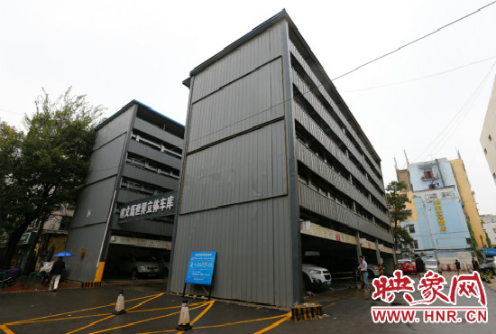 目前，市區(qū)內(nèi)的停車場數(shù)量還不能滿足廣大市民的需求。