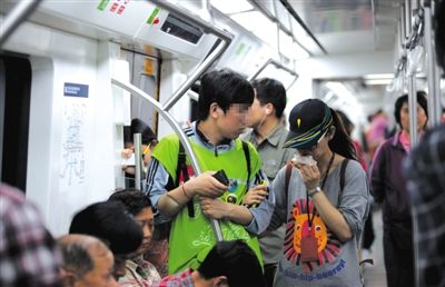 地鐵14號(hào)線，一名乘客正在車廂內(nèi)飲食。