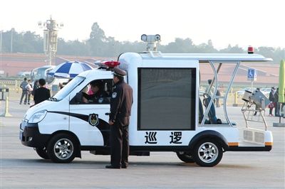 國慶節(jié)將至，昨日，天安門廣場(chǎng)增設(shè)新型巡邏車。該車配有遠(yuǎn)射燈、顯示大屏、車頂攝像頭等設(shè)備。圖/CFP