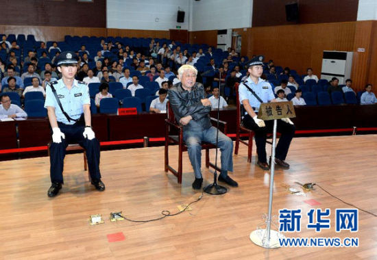 9月29日，方廣云在庭審現(xiàn)場(chǎng)。當(dāng)日，“合肥房叔”腐敗窩案核心人物方廣云在安徽省廬江縣出庭受審。 新華社記者 郭晨 攝