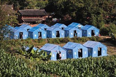 　昨日，云南省景谷縣永平鎮(zhèn)芒費村地震中70受損戶，部分村民安置在帳篷里。