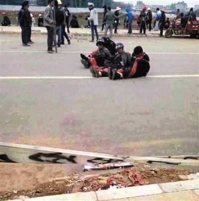 14日，沖突現(xiàn)場，幾名頭戴鋼盔的人被捆綁著。圖/東方IC