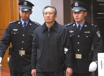昨天，被告人張曙光在法庭上聽取宣判。新華社發(fā)