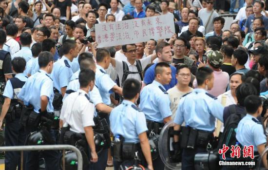 10月22日，有反對“占中”的市民前往旺角的非法占領區(qū)展示橫額，支持香港警隊。中新社發(fā) 譚達明 攝