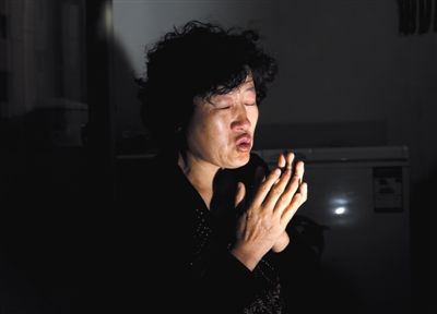 昨日,呼格吉勒圖的媽媽尚愛云在內(nèi)蒙古呼市家中講述這些年來的上訪經(jīng)歷。本版圖片/新京報(bào)記者 郭鐵流
