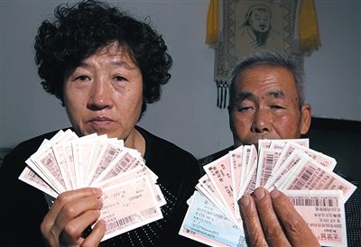 尚愛云夫婦展示上訪留下的車票,這些只是一部分。