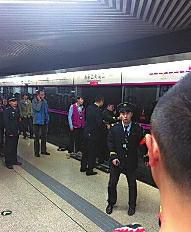 昨日18時57分，北京地鐵5號線惠新西街南口一女子遭遇不幸。昨晚9時記者在中日友好醫(yī)院發(fā)現(xiàn)女子已不幸身亡，女子遇險是被夾在安全門和地鐵門中間，列車啟動后掉下站臺。