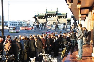 11月3日，大同市四牌樓附近，耿彥波“粉絲團(tuán)”在聚眾討論。