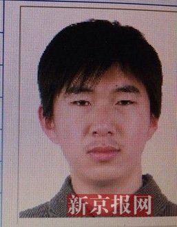 犯罪嫌疑人李小龍，27歲，唐山樂亭人。村干部說李小龍經(jīng)常把自己關在家里