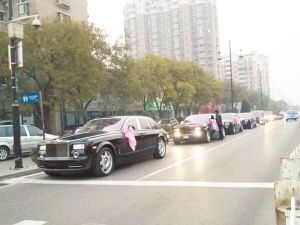豪華婚禮車隊(duì)。(網(wǎng)友供圖)