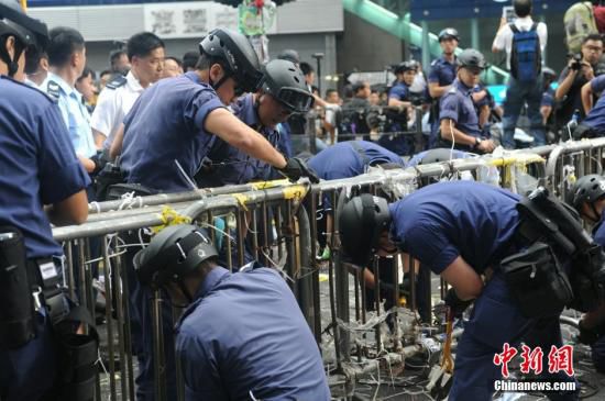 11月26日，香港法庭執(zhí)達(dá)主任在旺角彌敦道執(zhí)行禁制令，清除非法障礙物，后因受阻而要求警方協(xié)助執(zhí)行。