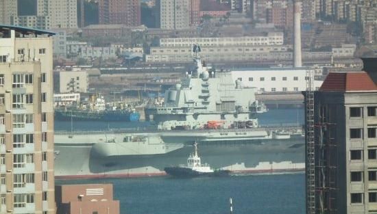青島軍港周?chē)邩橇至?，一睹遼寧號(hào)真容只需要一個(gè)好天氣（資料圖片）
