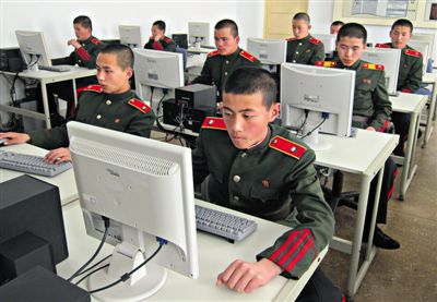 2013年4月18日，朝鮮平壤，士兵學(xué)習(xí)使用電腦。