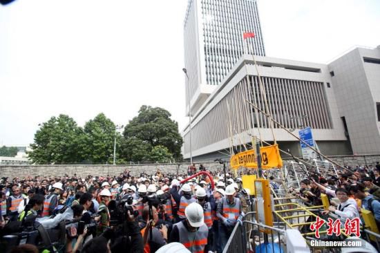 12月11日上午，香港非法“占領(lǐng)區(qū)”清除障礙物。
