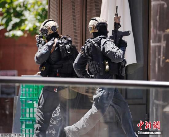目前咖啡館已經(jīng)關(guān)閉，警方，包括全副武裝的特警隊已經(jīng)將咖啡館包圍。