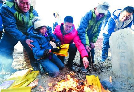 昨日，呼格吉勒?qǐng)D的父母揣著無(wú)罪判決書(shū)的復(fù)印件來(lái)到兒子墳前祭奠?！?新華社