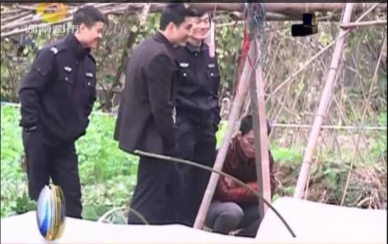 一個見習警官，一個二級警司，和一個便衣人員站在菜地里笑。