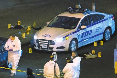 美國(guó)紐約兩名警察20日在巡邏車內(nèi)突遭槍擊身亡。紐約警察局長(zhǎng)威廉·布拉頓說(shuō)，槍手行兇后跑入附近一座地鐵站飲彈自盡，沒有跡象顯示這起血案與恐怖主義有關(guān)聯(lián)。