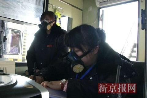 收費員戴防毒面具上班。當?shù)鼐W(wǎng)友供圖