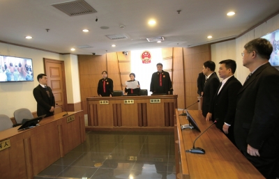 昨日，鄒恒甫及北大有關(guān)負(fù)責(zé)人并未到庭，圖為法官正在進(jìn)行宣判。