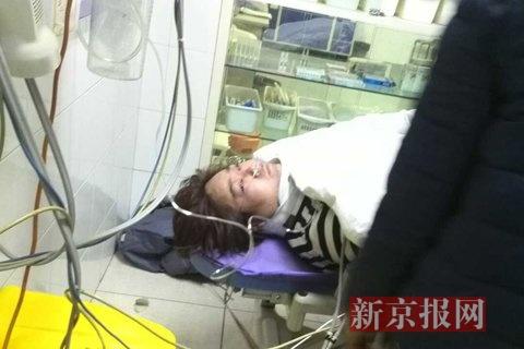 正在306醫(yī)院接受搶救的傷者。新京報記者 孔曉琦 攝