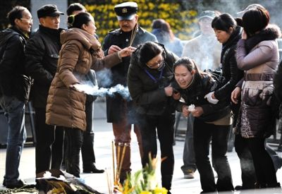 昨日，上海，外灘踩踏事件遇難者家屬來到事發(fā)地獻花祭奠。
