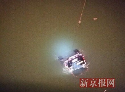 運(yùn)鈔車打撈現(xiàn)場(chǎng)。