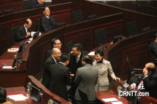 答問大會之前，港府司局長等高官聚談（中評社 鄧冠英攝）