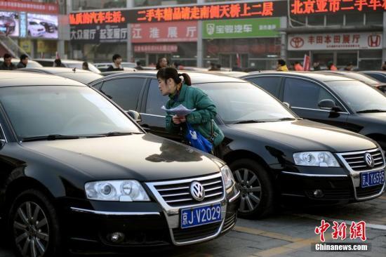 1月23日，北京亞運村汽車交易市場中拓拍賣停車場上人頭攢動。