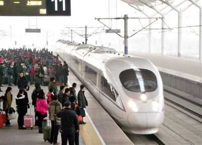 　2014年1月3日，江蘇徐州，旅客在等候乘坐京滬高鐵和諧號(hào)動(dòng)車組列車。圖/CFP