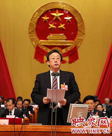 在表決通過各項決議后，省委書記、省人大常委會主任郭庚茂作出講話