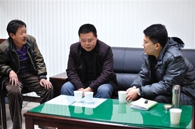 1月7日，陜西省榆林市，國家信訪局第五督查組成員王治鐸（右一）與兩名信訪人約談。 楊凱 攝