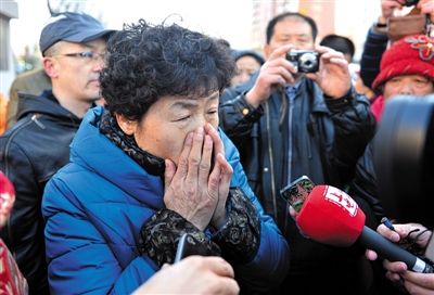 2月9日，呼格吉勒?qǐng)D的母親尚愛云在旁聽趙志紅案后，接受媒體采訪時(shí)落淚。新華社記者 任軍川 攝