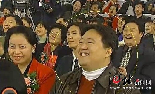 該名男子連續(xù)多年在春節(jié)晚會(huì)中出現(xiàn)，被網(wǎng)友稱(chēng)為“十年最牛笑臉哥”。
