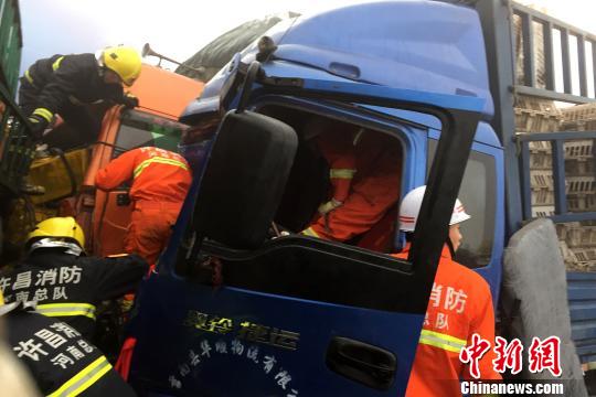 圖為21日，蘭南高速河南段21輛汽車發(fā)生連環(huán)相撞事故，消防人員對被困傷員進行緊急救援?！」啤z