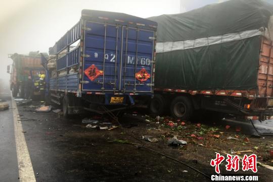 圖為21日，蘭南高速河南段車禍?zhǔn)鹿尸F(xiàn)場一片狼藉?！」啤z