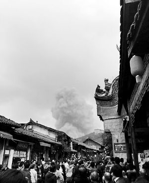 成都龍泉驛區(qū)洛帶古鎮(zhèn)的游客拍到爆炸瞬間濃煙滾滾。