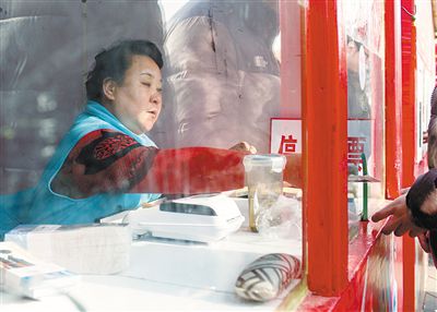 龍?zhí)稄R會(huì)售票員呂秀珍。新京報(bào)記者