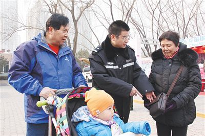 朝陽(yáng)國(guó)際風(fēng)情節(jié)，周小勇（中）提醒老人注意安全。朝陽(yáng)公安分局供圖