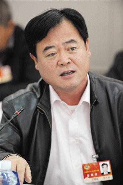 　政協(xié)委員、中國通用技術(shù)集團(tuán)董事長賀同新稱，按照2014年的數(shù)字，他的薪水下降了近50%。圖/CFP