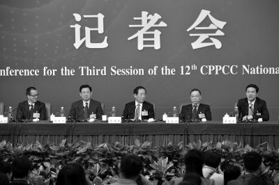 昨日，政協(xié)十二屆三次會議舉行記者會，五位嘉賓回答中外記者提問。京華時報記者王海欣攝