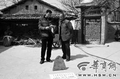 昨日，商洛市博物館工作人員（左）向李老漢講解最近出臺的《陜西省群眾保護(hù)文物獎勵辦法》