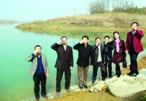 活動(dòng)儀式現(xiàn)場(chǎng)，一眾人舀起漳河水直接喝下